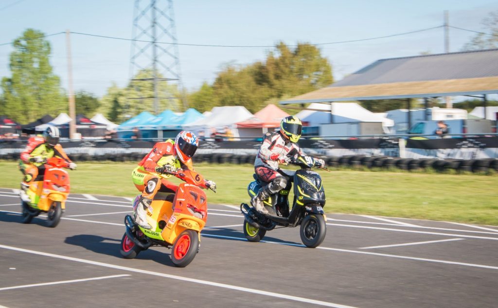 Scooter Racing, des courses épatantes à Villeperdue AutoMoto Magazine