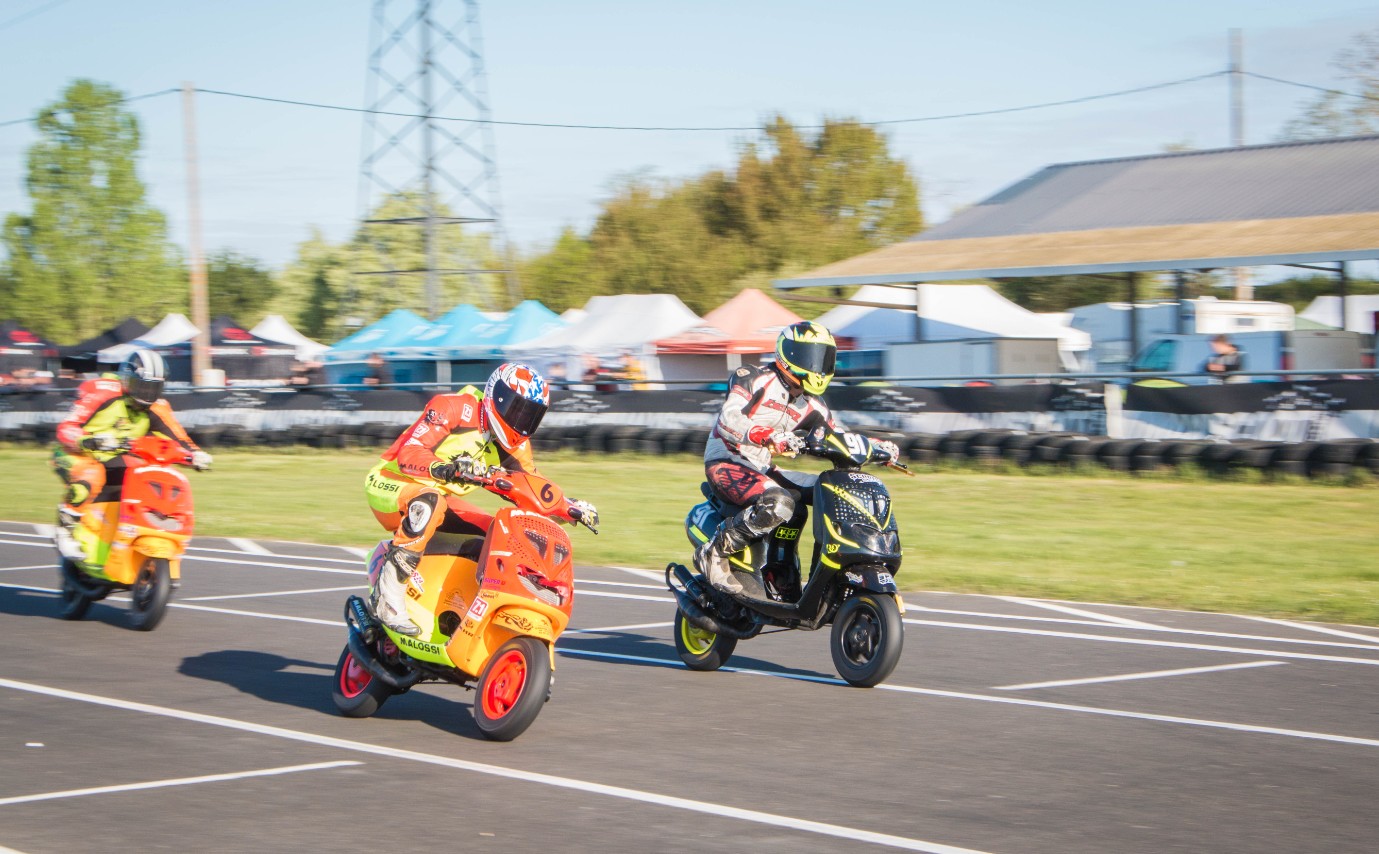 Scooter Racing, des courses épatantes à Villeperdue AutoMoto Magazine