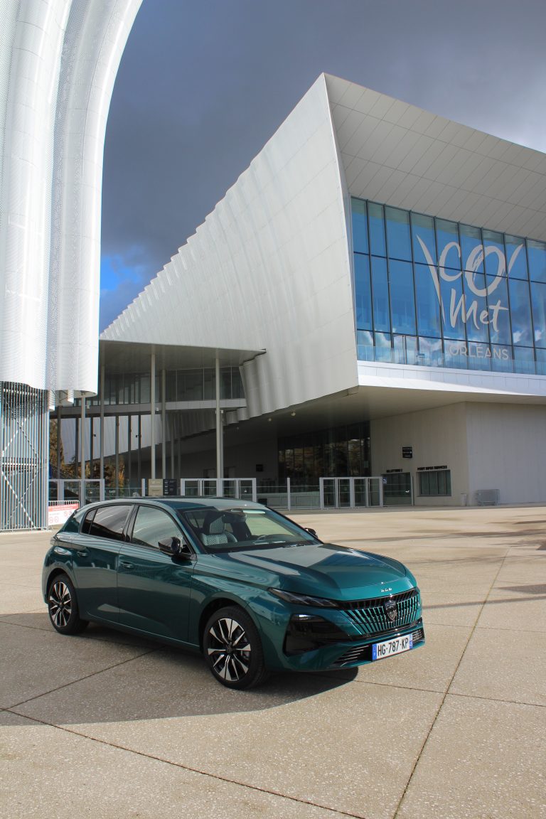 LA NOUVELLE PEUGEOT 308 ALLURE HYBRID fait son effet à Orléans