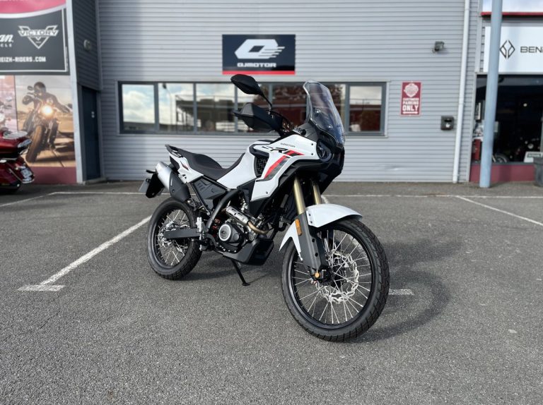 À Montgermont, Antoine Pereira présente la QJ Motor SRT 125 DX